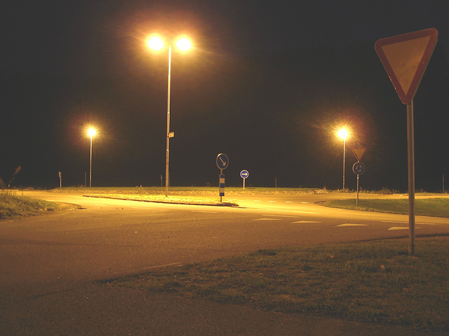 Lampadaires en folie !  Twilight zone street lamps.   Båstad  /  Suède - Sweden -  Lightened version /  Version éclaircie