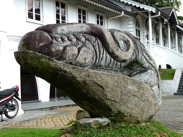 Sculpture in front of the Natural History Museum