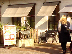 Banc et sculpture bancaire / SEB bench & sculpture welcoming scenery -  Båstad /  Suède - Sweden.  23 octobre 2008