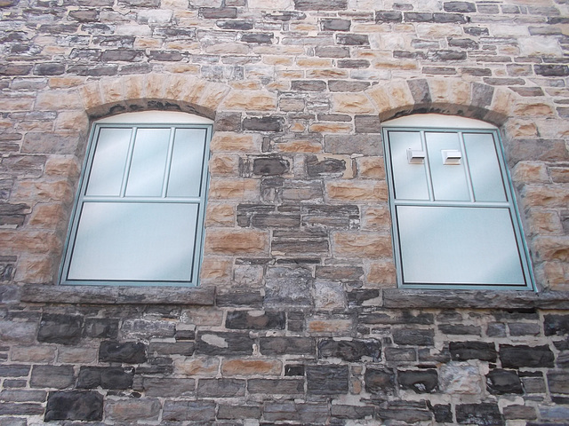 Mur de pierres anciennes et fenêtre moderne / Modern window and old stone wall.