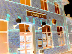 Gare de Ängelholm train station / Suède - Sweden  /  23 octobre 2008 - Effet de négatif + couleurs ravivées.