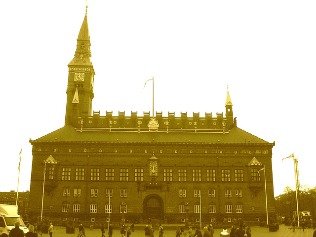 12h23 on the Copenhagen downtown big clock / Horloge de centre-ville - 20-10-2008-  Sepia