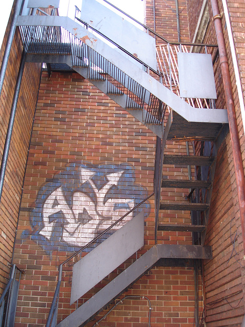 Escaliers de secours et graffiti sur mur de briques /  Fire escape and bricks wall hometown graffiti