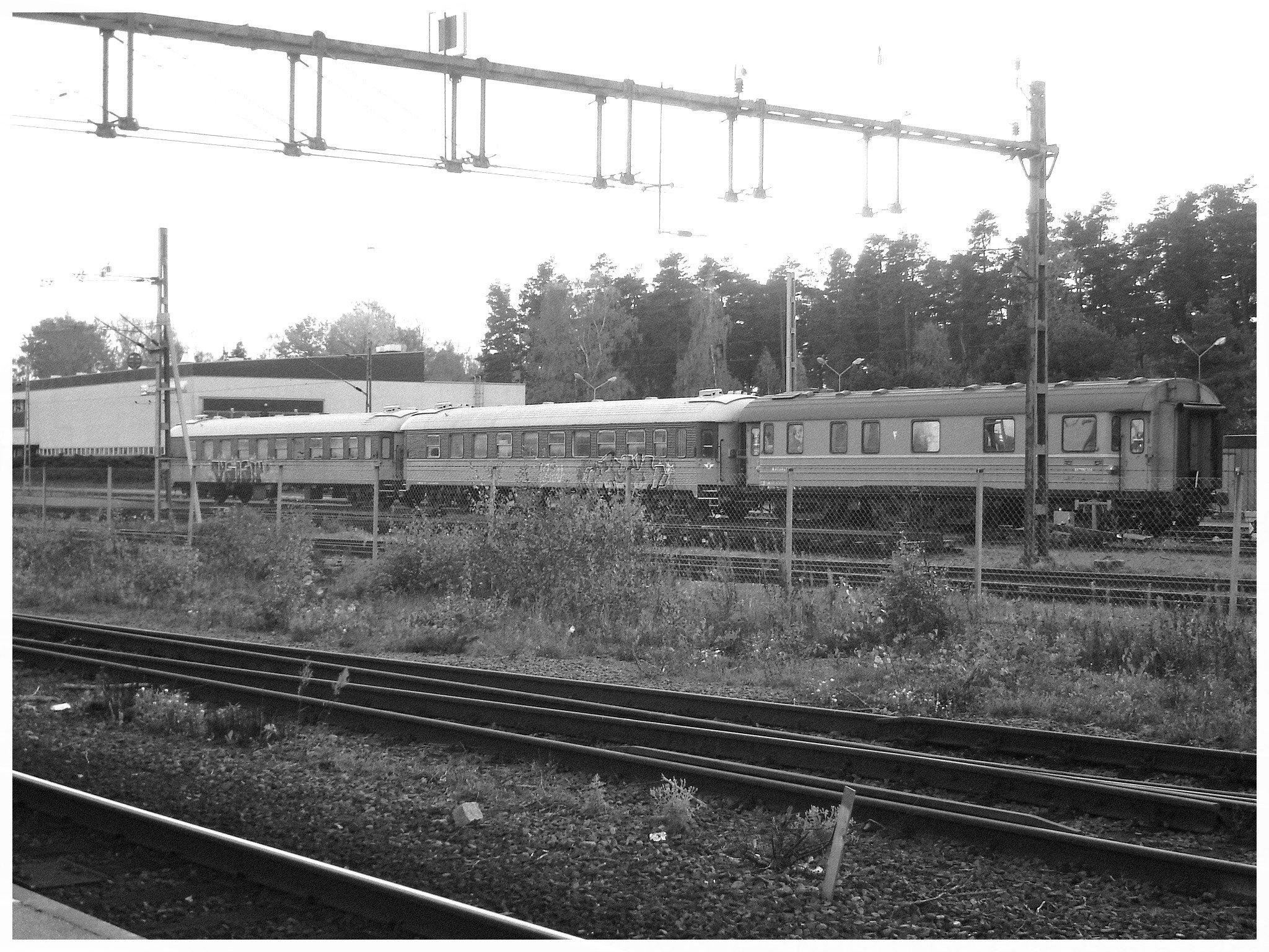 Duo de wagons bleus /   Blue wagons duo  -  Ängelholm /  Suède / Sweden  -  23 octobre 2008 / Noir et blanc - B & W.