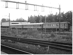 Duo de wagons bleus /   Blue wagons duo  -  Ängelholm /  Suède / Sweden  -  23 octobre 2008 / Noir et blanc - B & W.