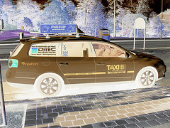 Taxi suédois -  Svea taxiallians / Ängelholm - Suède / Sweden - 23 octobre 2008Effet psychédélique en négatif