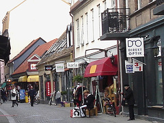 Scène de rue commerciale à la suédoise /  Direkt optik scenery  -   Helsingborg  /  Suède - Sweden.  22 octobre 2008