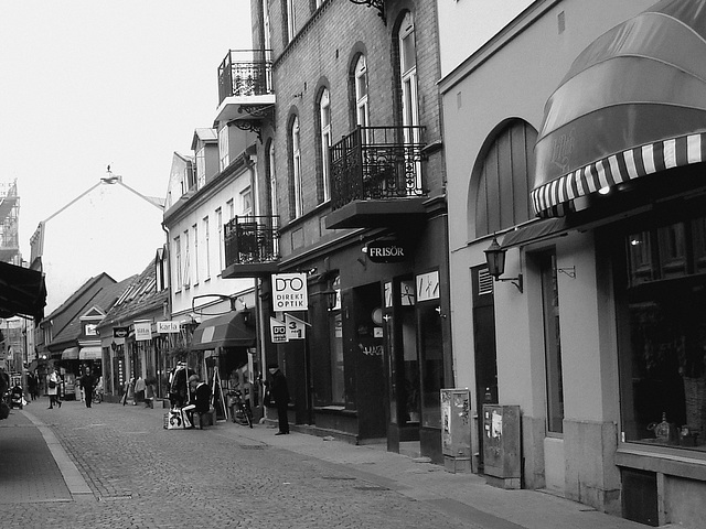 Scène de rue commerciale à la suédoise /  Direkt optik scenery  -   Helsingborg  /  Suède - Sweden.  22 octobre 2008 - N & B