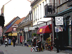 Scène de rue commerciale à la suédoise /  Direkt optik scenery  -   Helsingborg  /  Suède - Sweden.  22 octobre 2008 -  Postérisée