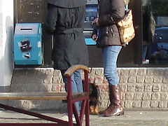 Belle rouquine au guichet automatique bleu / Sweet redhead Lady at the blue ATM  -  Ängelholm /  Sweden - Suède.  23 octobre 2008  - Anonymement vôtre - Anonymously yours