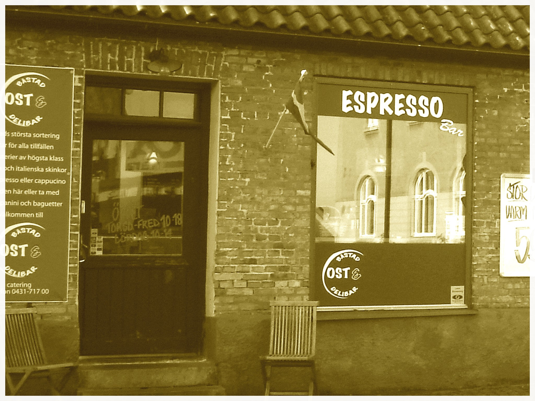 Espresso window area - Zone de la fenêtre expressive -  Båstad  /  Suède - Sweden.   25 octobre 2008 - Sepia et cadre blanc