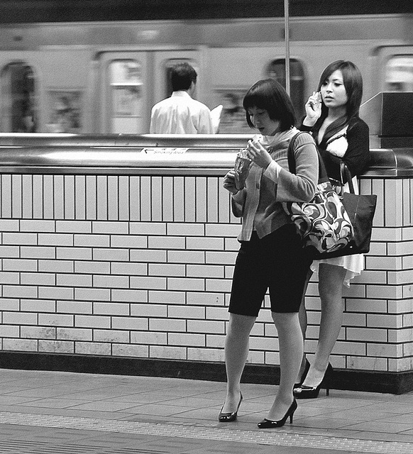Annick pEgOrarO /  Pour Léo - Talons en gare de Tōkyō  /  High-heeled Ladies at the Tokyo train station - N & B