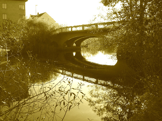 Bridge over the river / Pont et rivière - Ängelholm .  Suède / Sweden.   23 octobre 2008 - Sepia