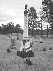 Cimetière américain typique /  Mountain view cemetery. Saranac lake area.  NY. USA . March 29th 2009- Martin tower - La tour Martin.  N & B