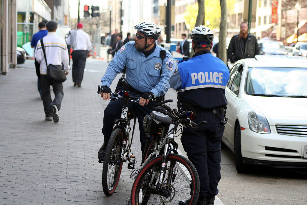 01.BikeCops.MPDC.LStreet.NW.WDC.9April2009