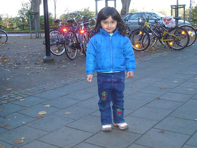 Petite Princesse en bleu / Secutitas bevakning  pretty little girl in blue -  Gare de Båstad train station  /  Suède - Sweden.  23-10-2008  - With her Mom's permission / Avec la permission de sa Maman