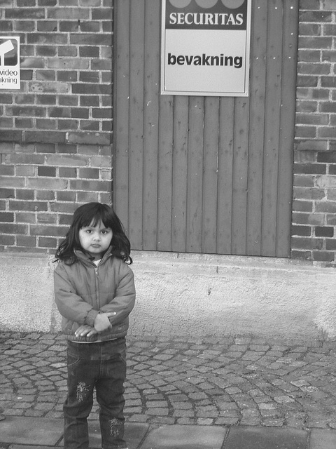 Petite Princesse en bleu / Secutitas bevakning  pretty little girl in blue -  Gare de Båstad train station  /  Suède - Sweden.  23-10-2008  - N & B