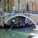 Venedig, Gondel unter Brücke