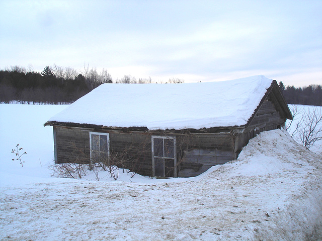 Cabane ensevelie de neige / Snow-covered shack