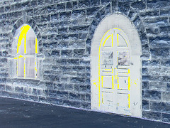 5 avril 2009 - Façade datant de 1900 toujours fièrement debout et bien entretenue /  1900  well-kept façade -  Dans ma ville / Hometown.   - Négatif et touche de jaune en prime