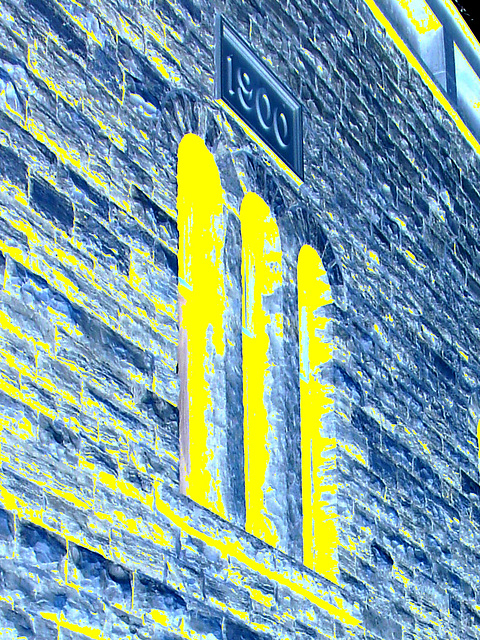 5 avril 2009 - Façade datant de 1900 toujours fièrement debout et bien entretenue /  1900  well-kept façade -  Dans ma ville / Hometown.   -  Négatif en jaune & bleu