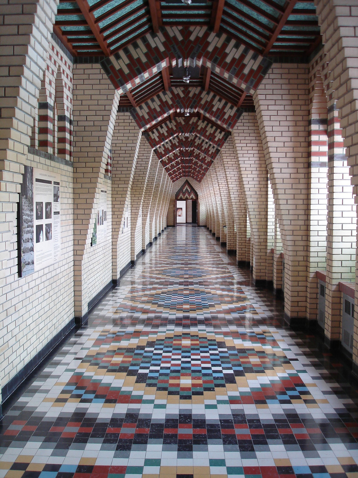 Corridor coloré / Colourful corridor