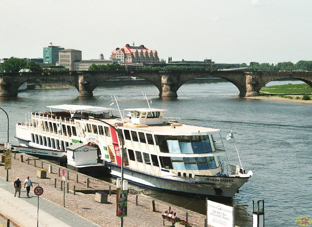 2009-05-20 15 Dresden, Schaufelrad-Dampfer, Augustusbrücke