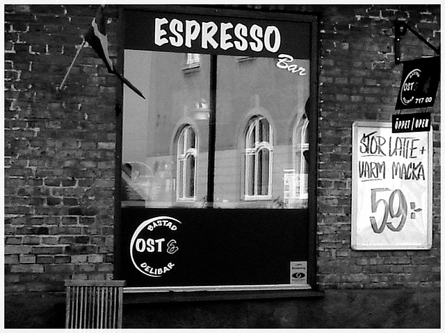 Espresso window area - Zone de la fenêtre expressive -  Båstad  /  Suède - Sweden.   25 octobre 2008 -  N & B