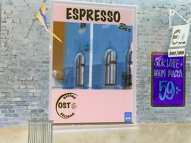Espresso window area - Zone de la fenêtre expressive -  Båstad  /  Suède - Sweden.   25 octobre 2008-  Effet de négatif / Negative effect