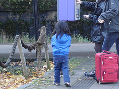 Petite Princesse en bleu / Secutitas bevakning  pretty little girl in blue -  Gare de Båstad train station  /  Suède - Sweden.  23-10-2008