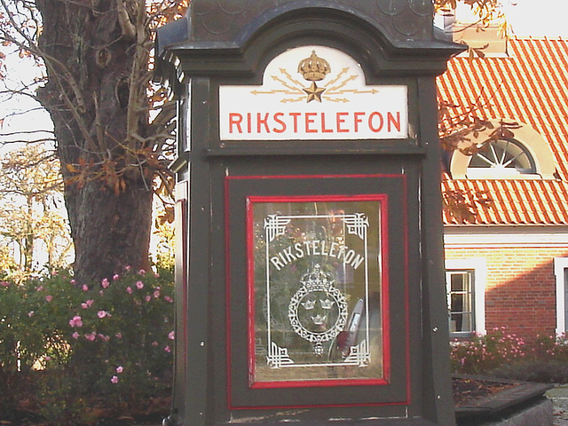 Cabine téléphonique /  Rikxtelefon booth.  Båstad.  Suède / Sweden.   Octobre 2008