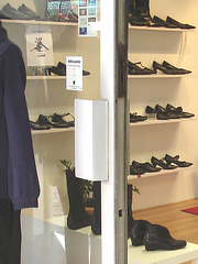 Lèche-vitrines podoérotique / Bagalarm welcoming sexy footwears store -  Ängelholm  /  Suède - Sweden.  23 octobre 2008.