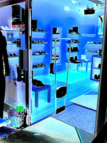 Lèche-vitrines podoérotique / Bagalarm welcoming sexy footwears store -  Ängelholm  /  Suède - Sweden.  23 octobre 2008. - Négatif avec changement de couleurs et couleurs ravivées.