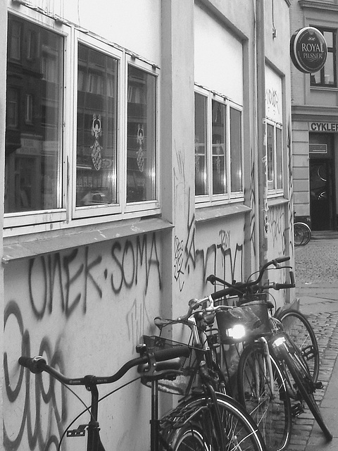 Graffitis Cykler et vélos / Cykler graffitis and bikes -  Copenhague  /   20-10-2008 -  B & W