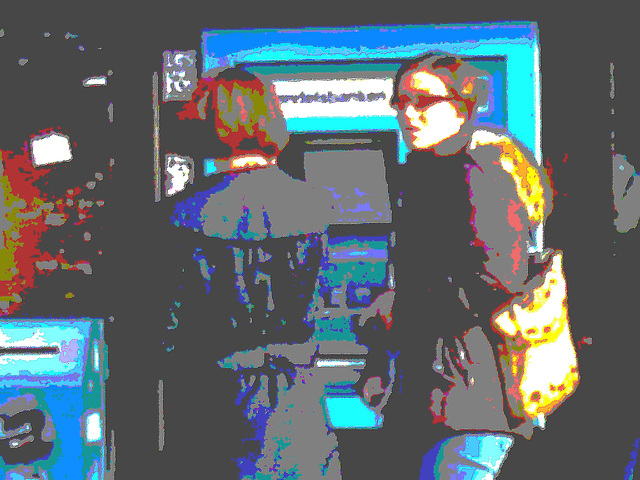 Deux  Suédoises au guichet automatique /  2 swedish ladies at the ATM -  Ängelholm - Suède /  Sweden.  23 octobre 2008 -  Peinture à l'huile postérisée