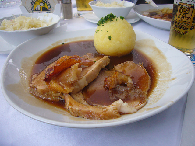 Schweinebraten und Knödel