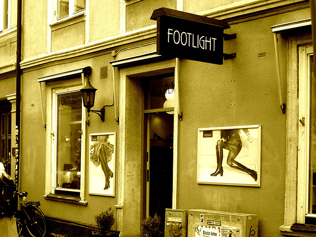 Façade podoérotique / Footlight store podoerotic façade  -  Helsingborg / Suède - Sweden.  22 octobre 2008-  Sepia