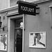 - Façade podoérotique / Footlight store podoerotic façade  -  Helsingborg / Suède - Sweden.  22 octobre 2008 N & B