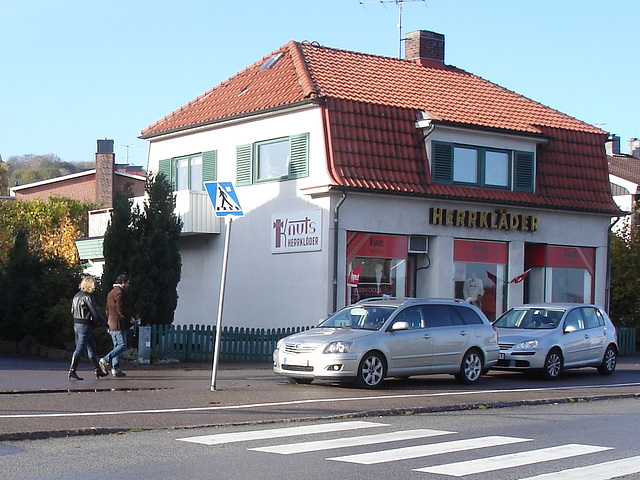 Herrkläder building -  Båstad  /  Suède - Sweden.  25 octobre 2008  - Avec une blonde en bottes à talons hauts - With a blond Lady in high-heeled