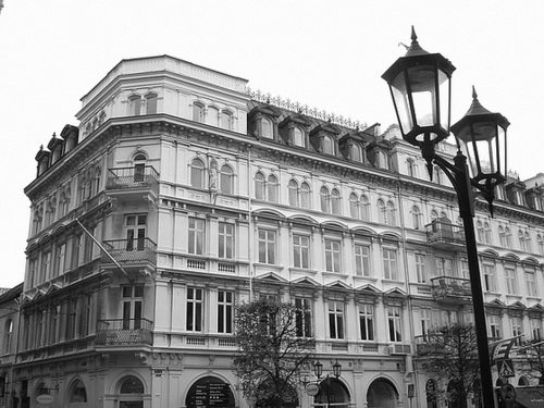 Lampadaires et architecture majestueuse  / Street lamps & towering architecture  -  Helsingborg   /  Suède - Sweden.  22 octobre 2008 - N & B