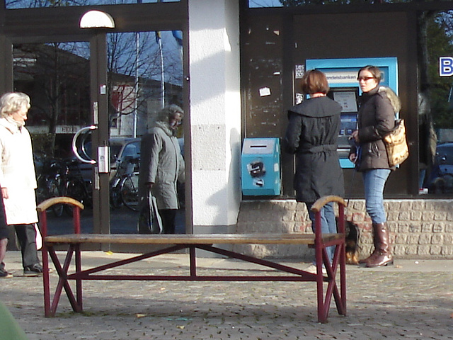 Petit toutou, belle rouquine et fille sexy en bottes et jeans avec lunettes de soleil - Bankomat Swedish readhead Lady at the ATM with a sexy booted Lady in jeans with sunglasses /    Ängelholm -  Suè