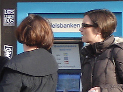 Petit toutou, belle rouquine et fille sexy en bottes et jeans avec lunettes de soleil - Bankomat Swedish readhead Lady at the ATM with a sexy booted Lady in jeans with sunglasses /    Ängelholm -  Suède / Sweden.  23 octobre 2008