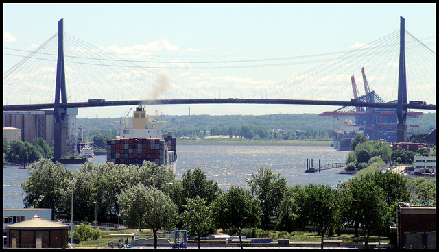 Köhlbrand and "OOCL Busan"