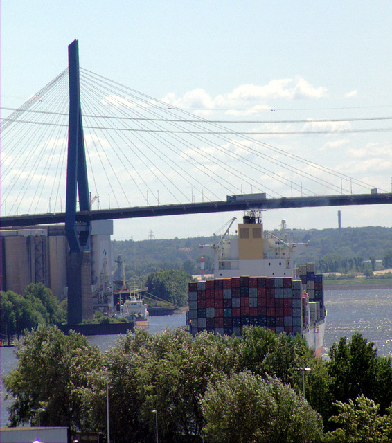 Köhlbrand and "OOCL Busan"