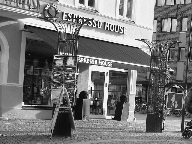 Zone de la maison Expresso /  Expresso house corner - Ängelholm en Suède  / Sweden .  23 octobre 2008 - Noir et blanc / B & W