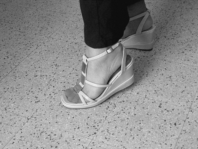 Christiane - New sexy sandals / Nouvelles sandales sexy- Avril 2009. Avec permission. N & B