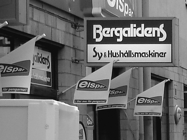 Façade publicitaire ostentatoire / Elspar bergalidens advertising façade  -  Helsingborg  /  Suède - Sweden.  22 octobre 2008 - N & B