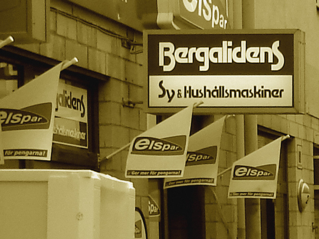 Façade publicitaire ostentatoire / Elspar bergalidens advertising façade  -  Helsingborg  /  Suède - Sweden.  22 octobre 2008 - Sepia