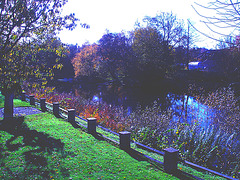 Charmante petite clôture sur la rivière /  Little fence by the river - Ängelholm / Suède - Sweden.  23 octobre 2008-  Effet de nuit et couleurs ravivées