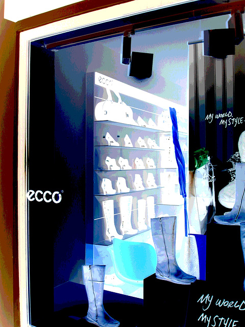 Étalage podoérotique danois / Helsingor store window footwears display .   Helsingor - Danemark / Denmark .  24-10-08- My world.....my style - Négatif